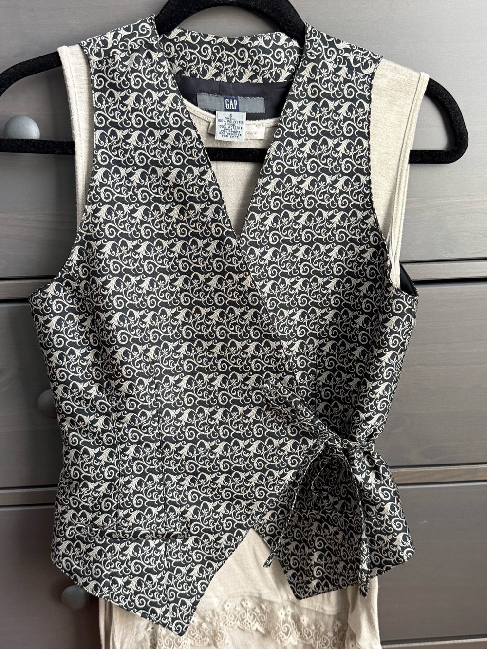 GAP Black & Cream Scroll-Print Wrap Vest